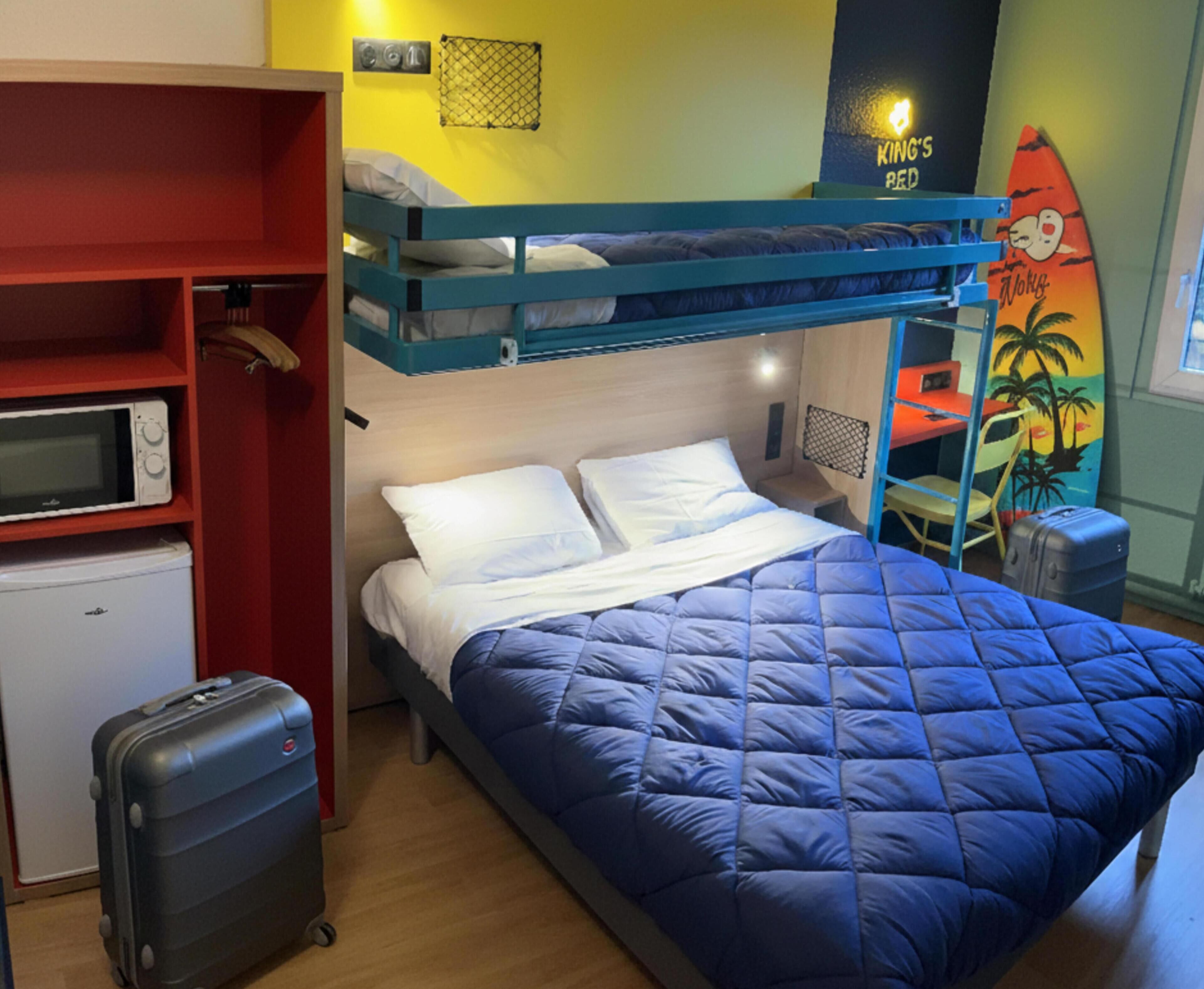 Dreibettzimmer, Mehrere Betten | Individuell eingerichtet, laptopgeeigneter Arbeitsplatz