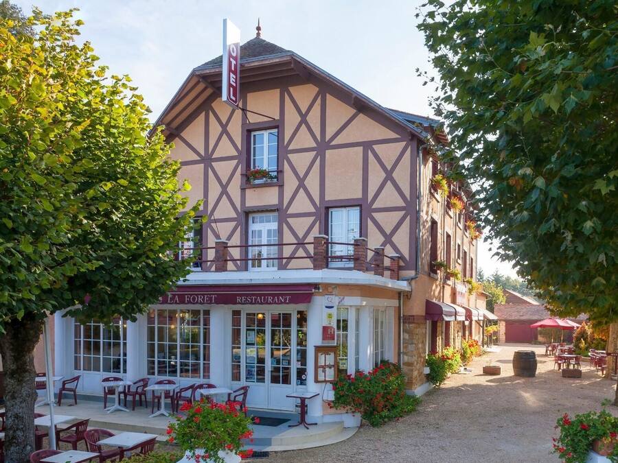 Un edificio tradicional con entramado de madera y un letrero que dice 'LA FORET RESTAURANT'.