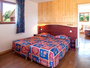 Comfort Twin Room | In-room safe, desk, soundproofing, free cots/infant beds - Hôtel Le Chalet de la Forêt (Vierzon)