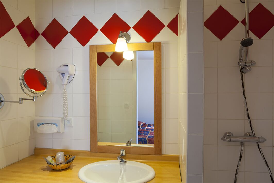 comfort twin room | in-room safe, desk, soundproofing, free cots/infant beds