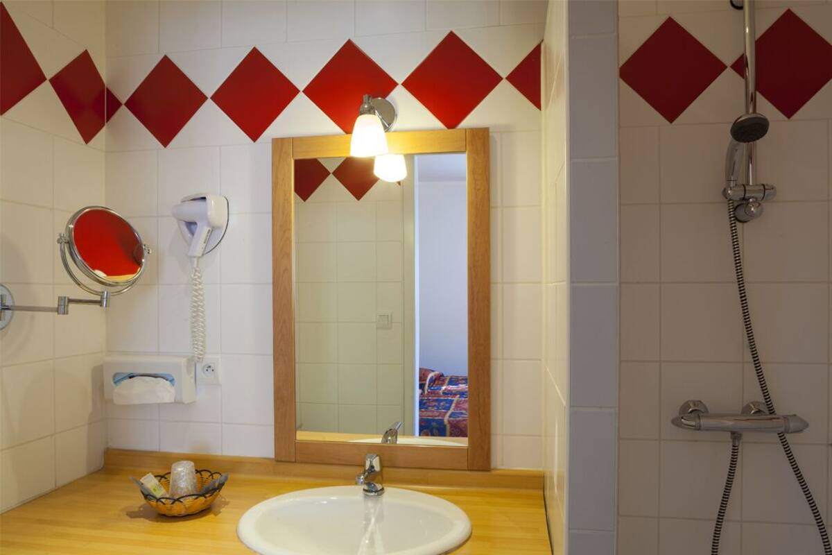 comfort twin room | in-room safe, desk, soundproofing, free cots/infant beds