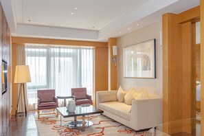 行政套房, 1 张特大床, 吸烟房 | 高档床上用品、迷你吧、客房内保险箱、办公桌