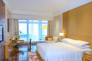 高档床上用品、迷你吧、客房内保险箱、办公桌