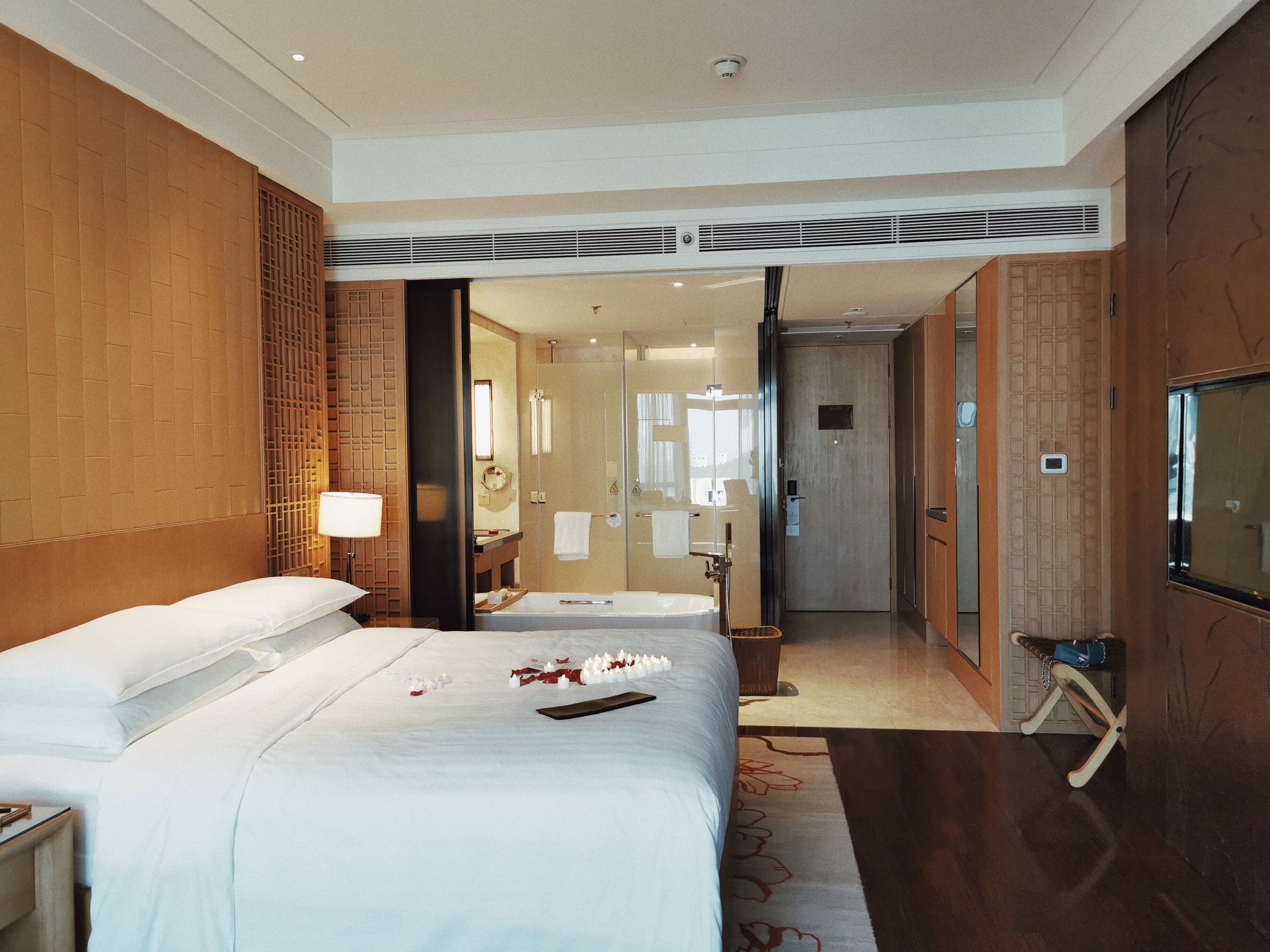 Deluxe Room, 1 King Bed, Smoking, Ocean View | Premium bedding, minibar, in-room safe, desk
