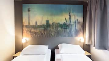 Schreibtisch, Verdunkelungsvorhänge, schallisolierte Zimmer