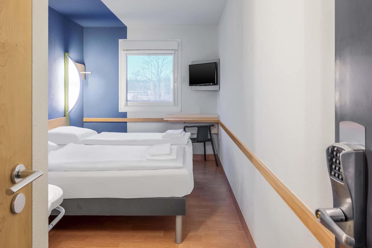 Twin Room | Desk, blackout curtains, soundproofing, free WiFi