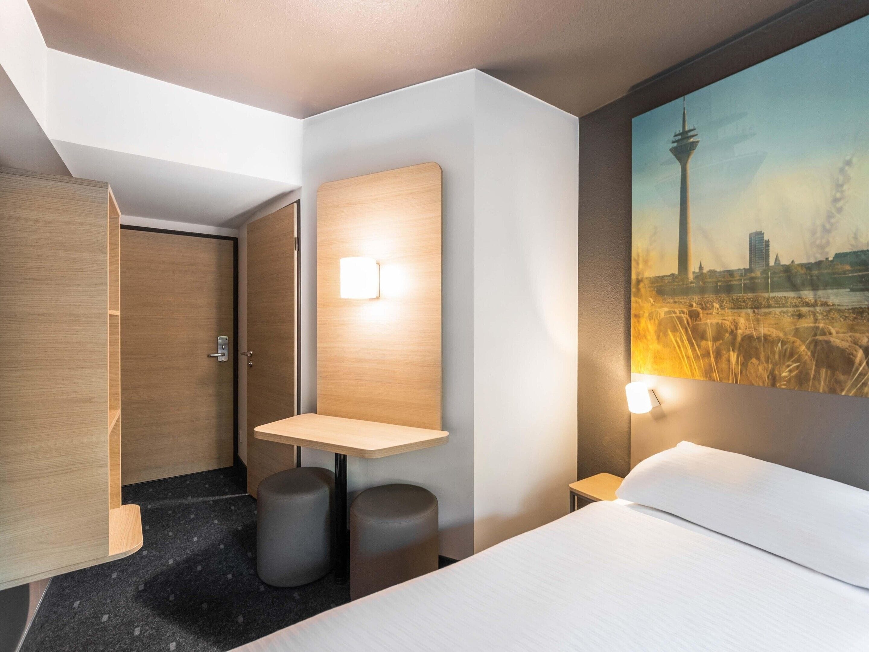 Schreibtisch, Verdunkelungsvorhänge, schallisolierte Zimmer