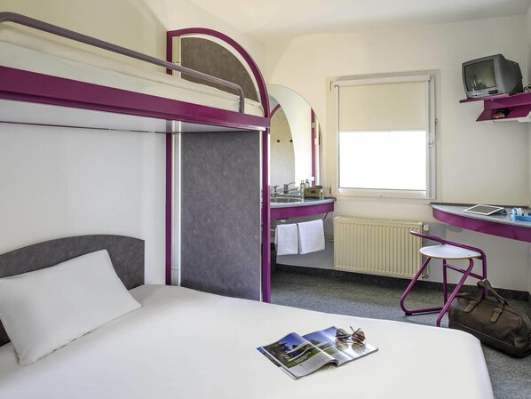 Standard Room, 1 Double Bed | Desk, free WiFi