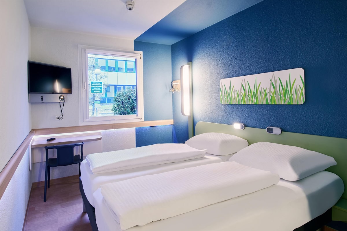 Chambre avec lits jumeaux | 1 chambre, bureau, accès au Wi-Fi (inclus), literie fournie