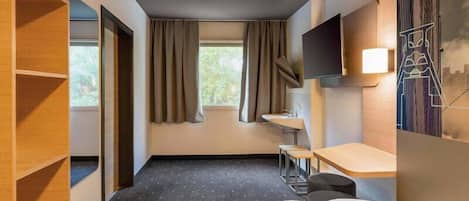 Een bureau, gratis wifi, beddengoed