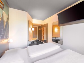 Desk, free WiFi, bed sheets -  B&B HOTEL Essen-Nord (Essen)