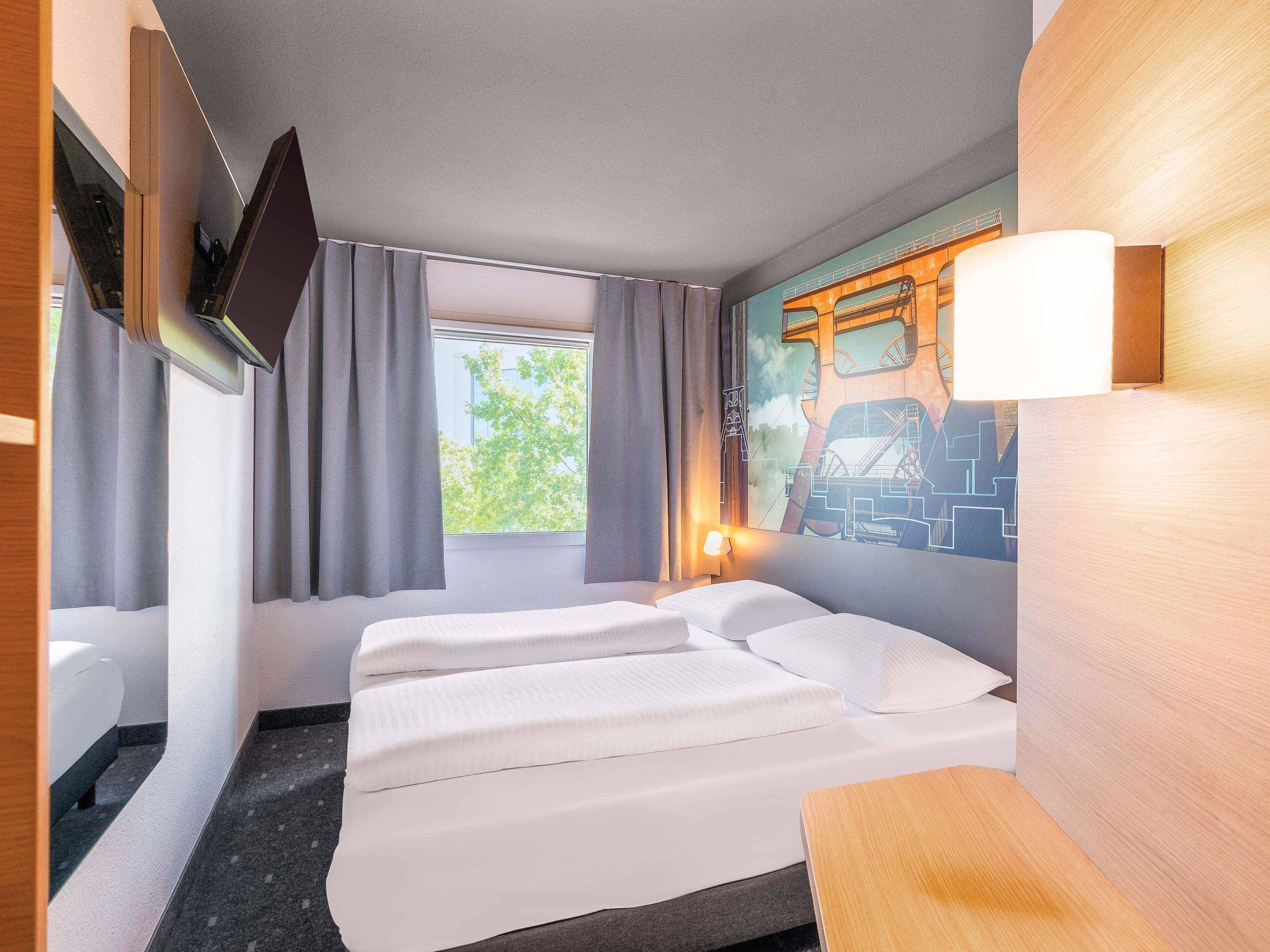 Escritorio, wifi gratis, ropa de cama