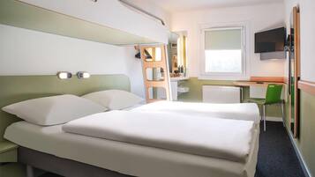 Desk, soundproofing, free WiFi, bed sheets