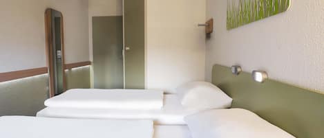 Escritorio, sistema de insonorización, wifi gratis y ropa de cama