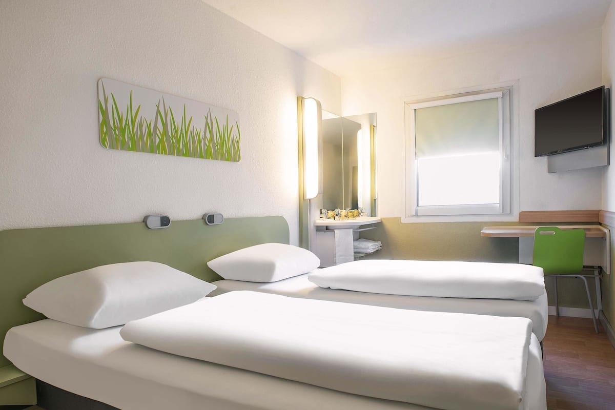 Escritorio, sistema de insonorización, wifi gratis y ropa de cama