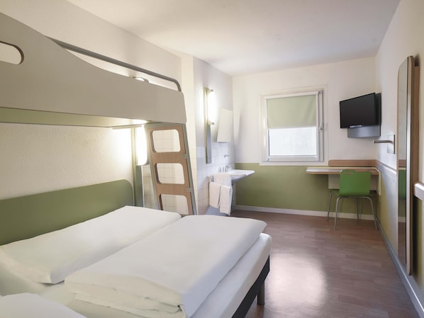 Desk, soundproofing, free WiFi, bed sheets