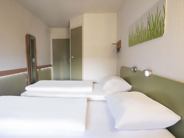 Desk, soundproofing, free WiFi, bed sheets