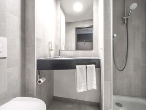 Shower, towels - B&B HOTEL Rostock-Broderstorf (Broderstorf)