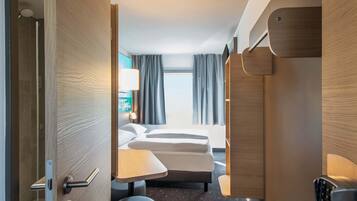 Desk, soundproofing, free WiFi, bed sheets