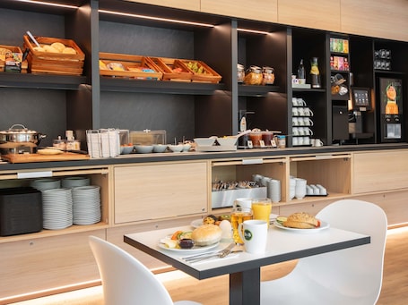 Dining. B&B HOTEL Rostock-Broderstorf