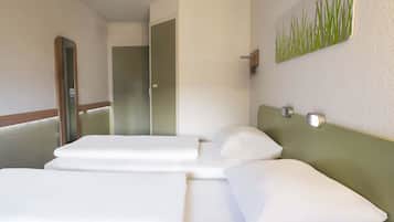 Desk, soundproofing, free WiFi, bed sheets