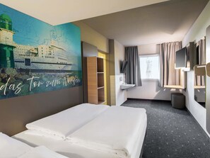 Een bureau, geluiddichte muren, gratis wifi, beddengoed
