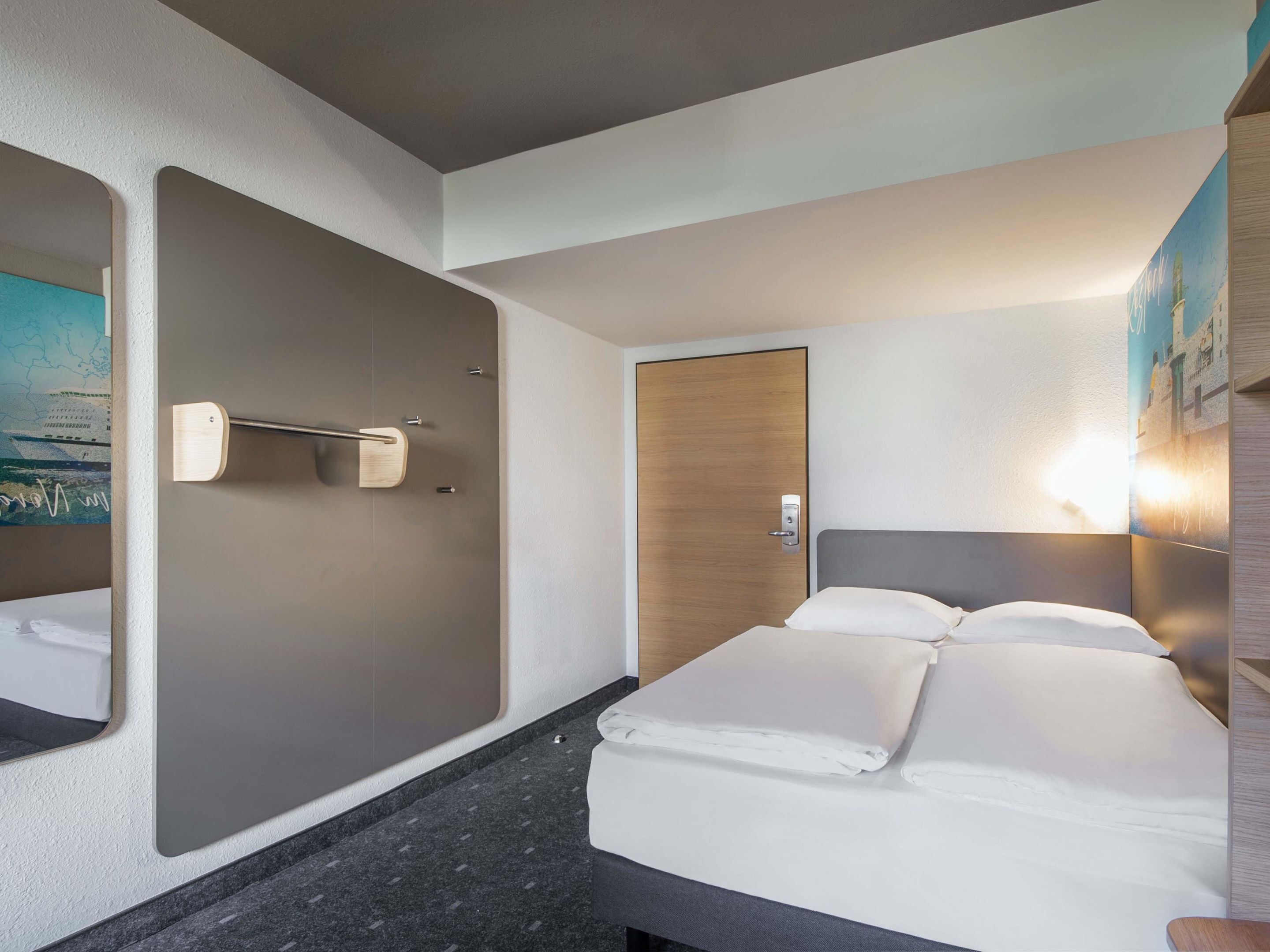 Desk, soundproofing, free WiFi, bed sheets