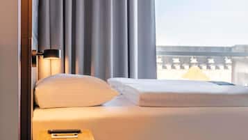 Escritorio, sistema de insonorización, wifi gratis y ropa de cama