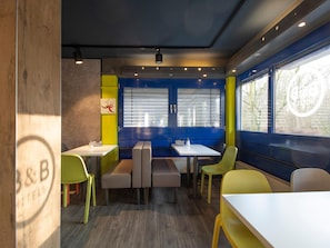 TĂ€gliches FrĂŒhstĂŒcksbuffet (13.9 EUR pro Person)