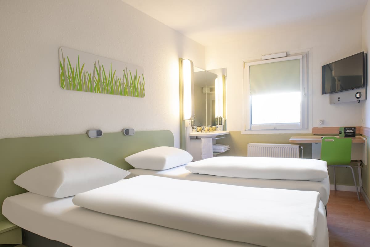 Zweibettzimmer | Schreibtisch, schallisolierte Zimmer, kostenloses WLAN, Bettwäsche