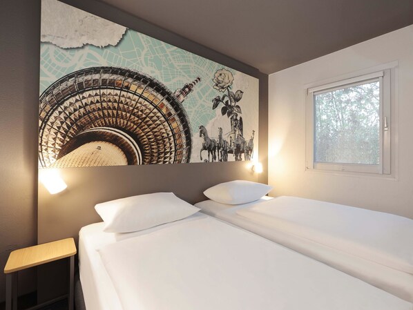 Habitación con 2 camas individuales | Escritorio, insonorización, wifi gratis y ropa de cama 