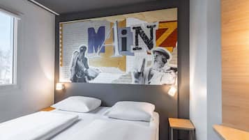 Escritorio, cortinas blackout, sistema de insonorización y wifi gratis