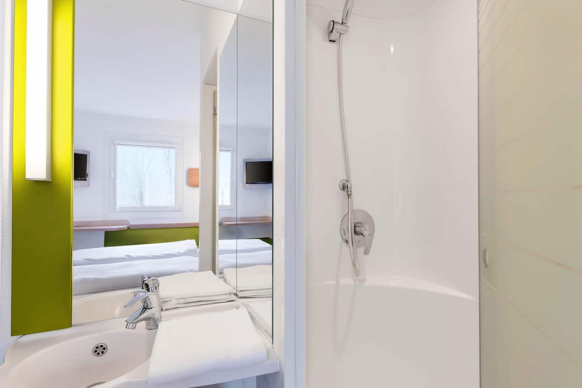 Työpöytä, pimennysverhot, äänieristys, ilmainen Wi-Fi