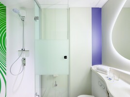 Escritorio, sistema de insonorización, wifi gratis y ropa de cama 