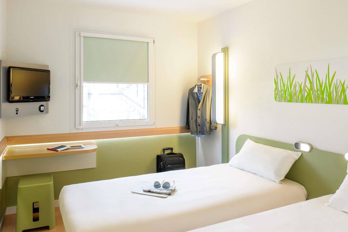 Room, 2 Single Beds | Desk, soundproofing, free WiFi, bed sheets