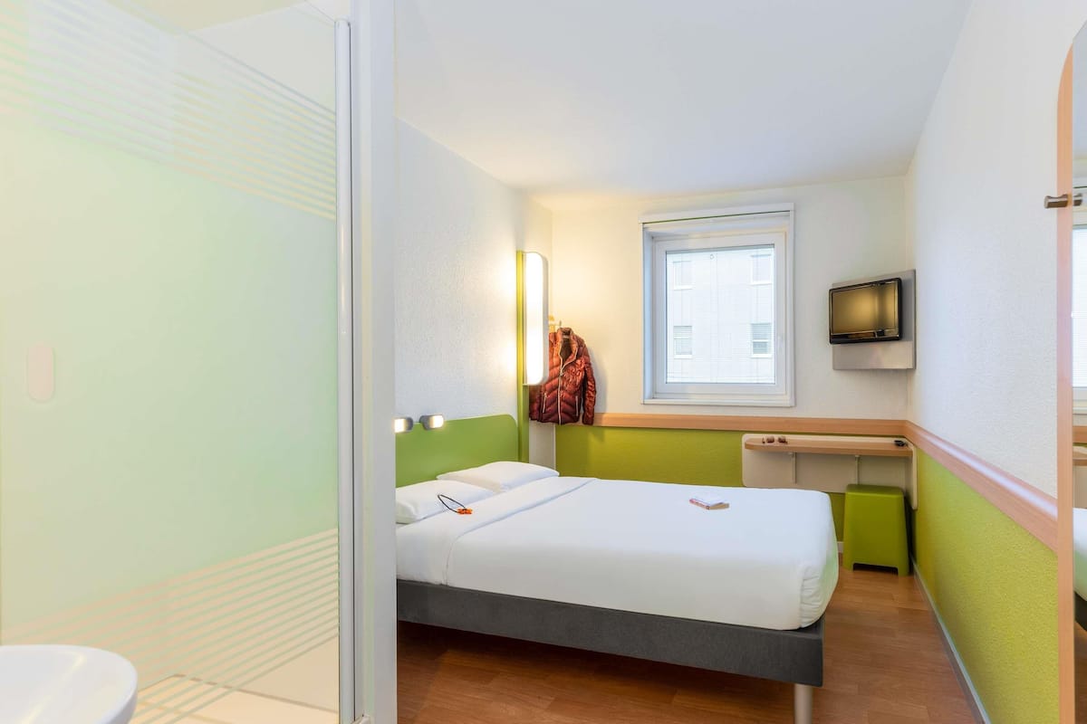 Double Room, 1 Double Bed | Desk, blackout drapes, soundproofing, free cribs/infant beds