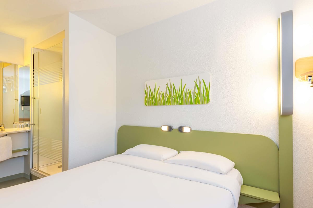 Desk, blackout curtains, soundproofing, free cots/infant beds