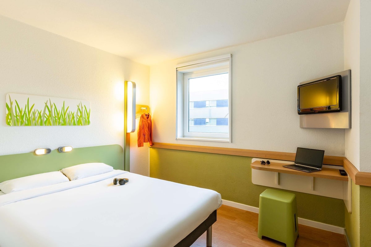 Double Room, 1 Double Bed | Desk, blackout drapes, soundproofing, free cribs/infant beds