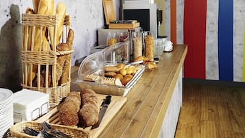 TĂ€gliches FrĂŒhstĂŒcksbuffet (15 CHF pro Person)