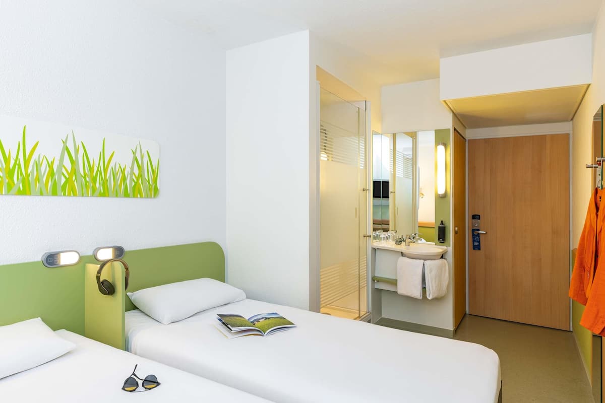 Escritorio, cortinas blackout y sistema de insonorización