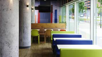 TĂ€gliches FrĂŒhstĂŒcksbuffet (15 CHF pro Person)