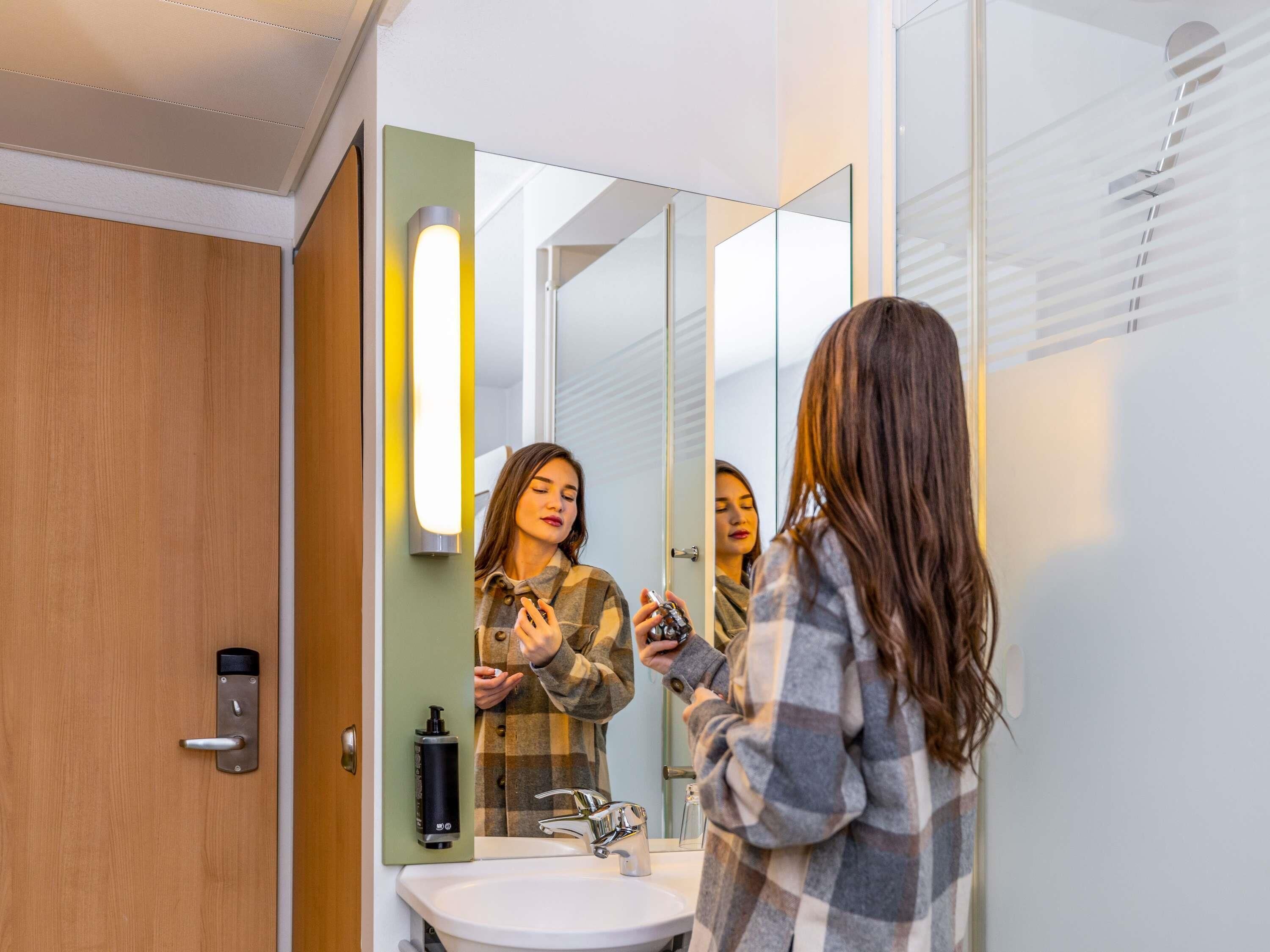 办公桌、遮光窗帘、隔音、免费婴儿床