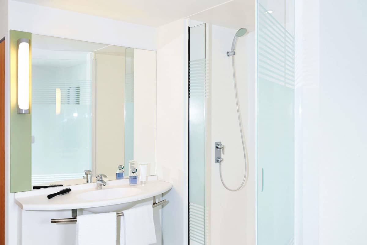 Double Room | Desk, blackout drapes, soundproofing, free cribs/infant beds