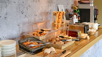 每日供应自助式早餐(每人 CHF 15)