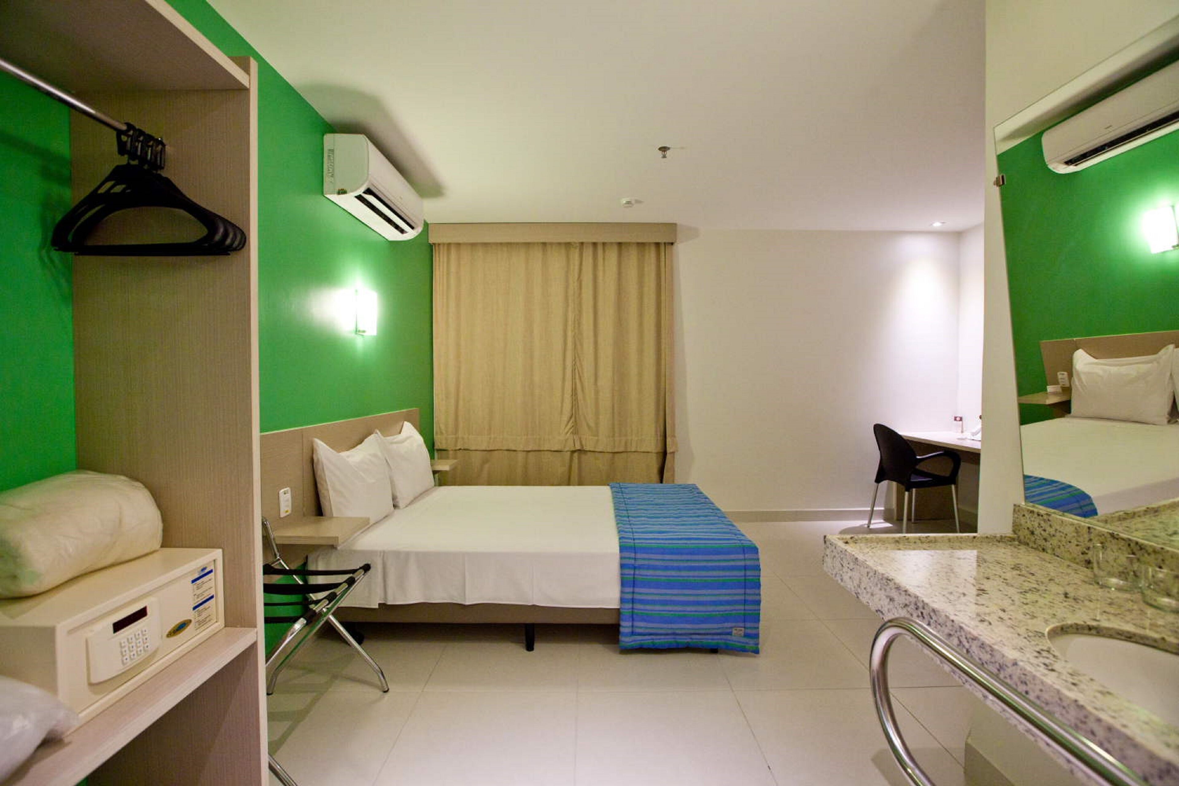 standard room handicap | minibar, in-room safe, individually decorated, desk