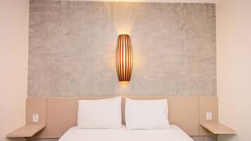 Quarto casal standard, 1 cama de casal | Frigobar, cofres nos quartos, individualmente decorados, escrivaninha