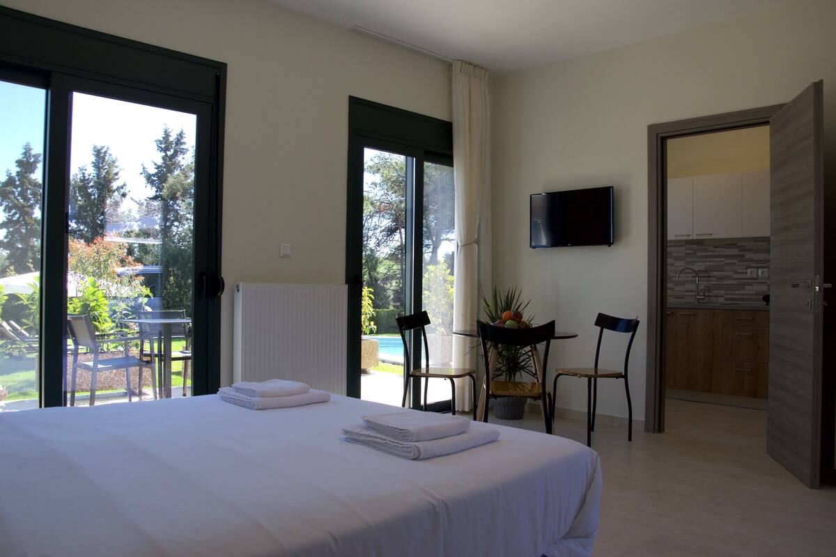 Premium bedding, individually decorated, individually furnished, desk