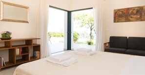 Luxury Bungalow, 2 Bedrooms (Olivetree) | Peralatan tempat tidur premium, dihias secara berasingan