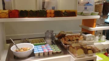 Colazione a buffet, servita tutte le mattine (7.50 EUR a persona)