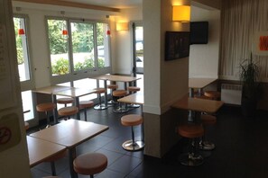 每日供應自助早餐 (每人 EUR7.50)